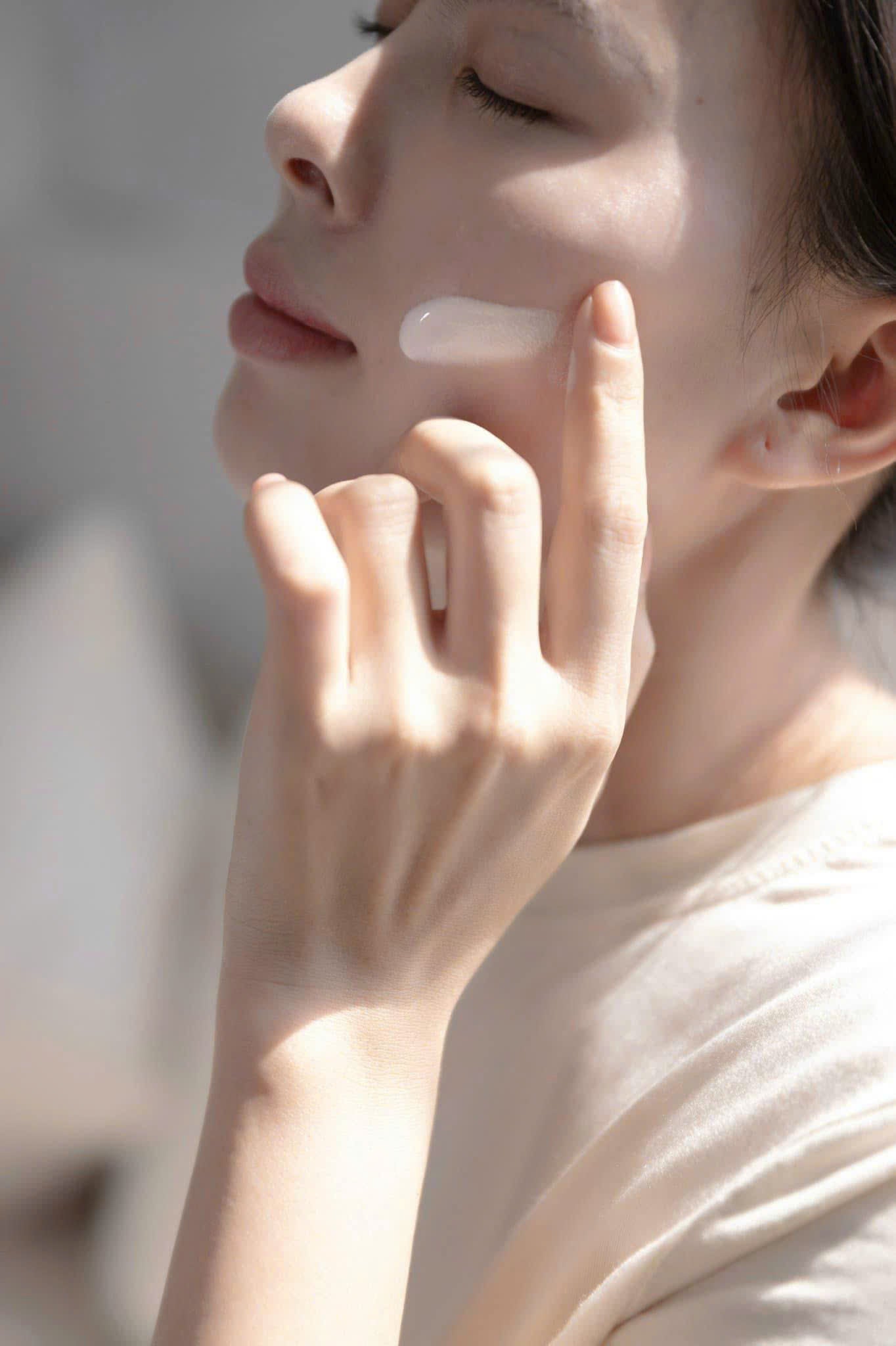 Kem Chống Nắng DBH UV Shield EGF FGF DNA SPF47+/ PA+++, 60ml